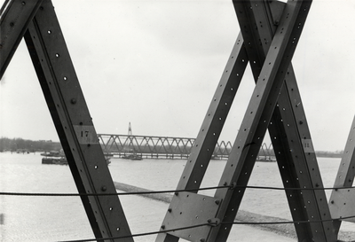 170378 Afbeelding van de montage van een brugdeel voor de spoorbrug over het Hollands Diep bij Moerdijk (Moerdijkbrug), ...